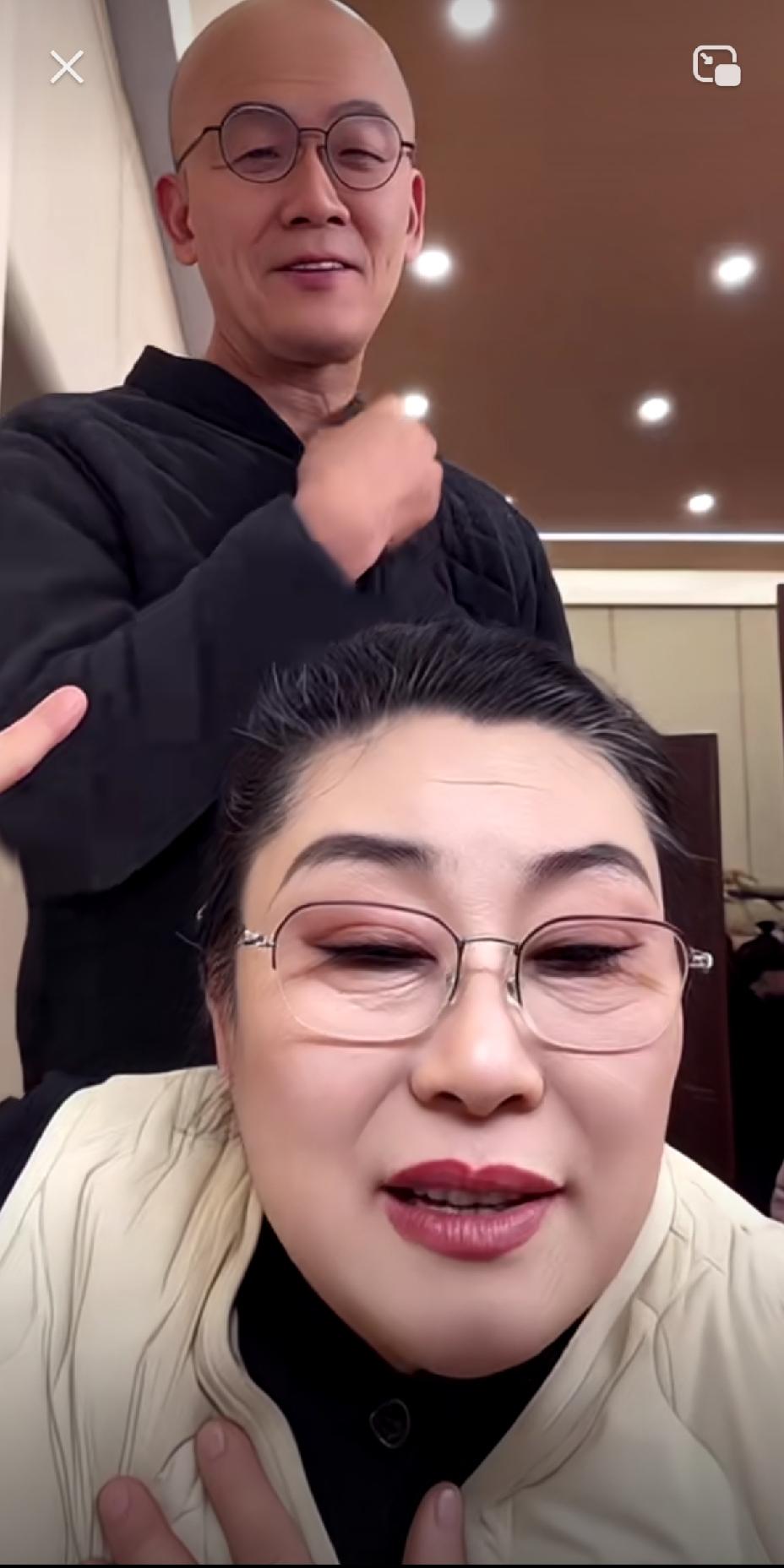 王干娘的老公长得像光头强，年轻的时候满头黑发很茂盛，老了颗粒无收，当初还是王干娘