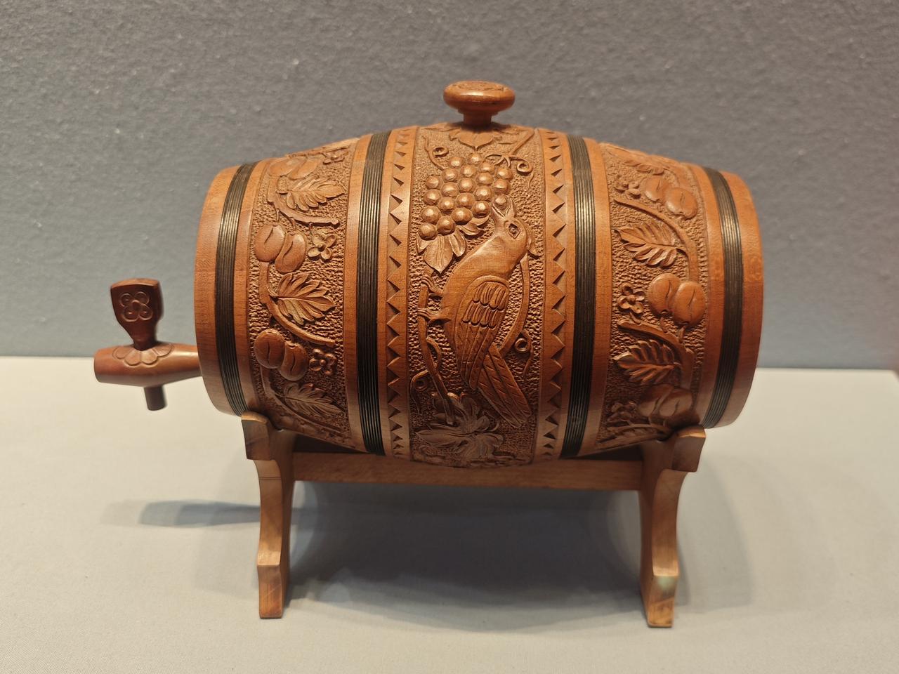 在中央外交礼品博物馆的“友好往来 命运与共”国礼展品中，有两件造型独特的木雕作品