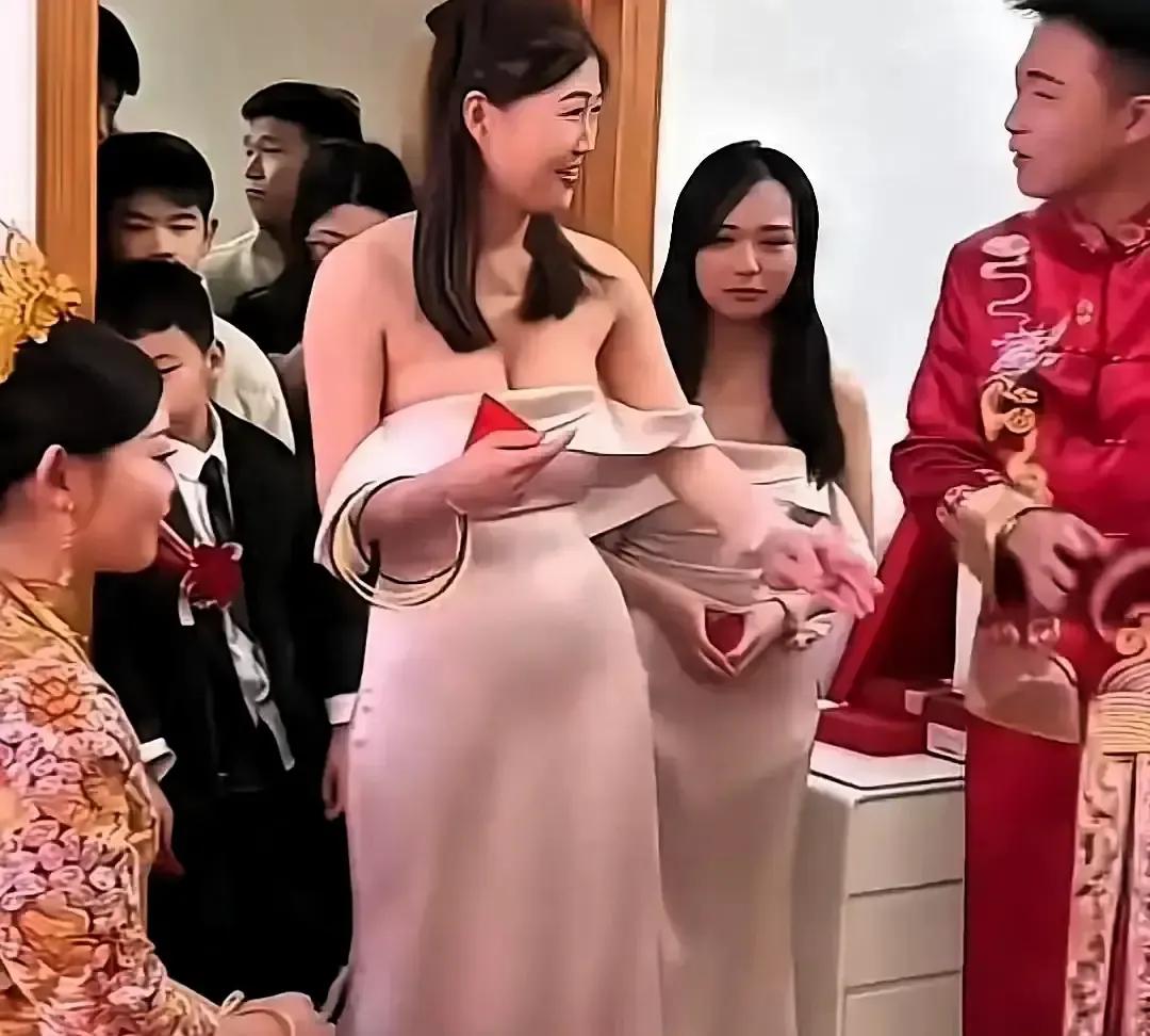 伴娘穿深V亮片裙在婚礼现场晃来晃去，镜头全被她吸走。
我刷到视频时第一眼也盯着她