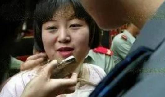 2003年西安，女毒贩冯翠琼，即将被执行死刑，临刑前，她要求和家人进行电话告别，