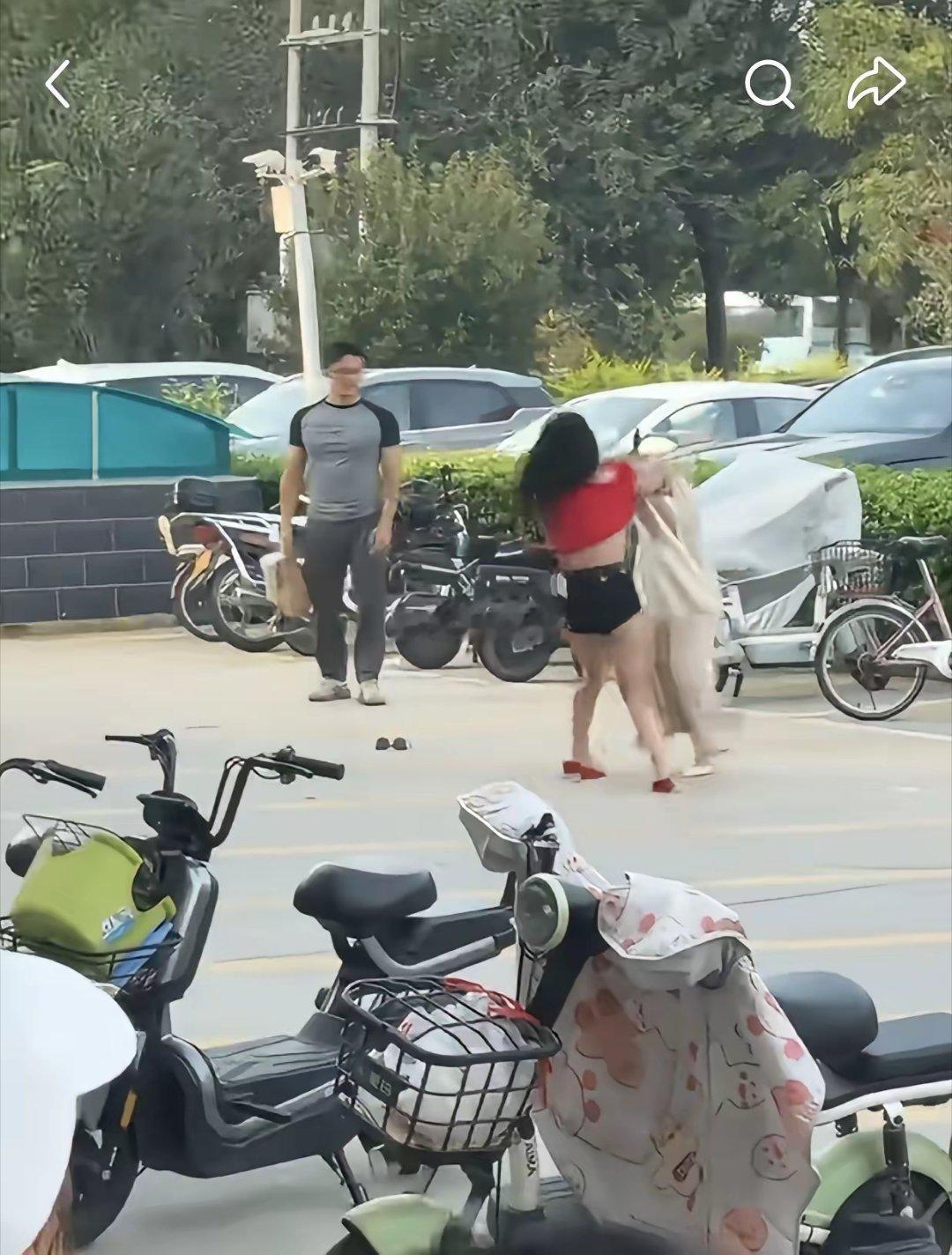 刚开始本以为就是女子单打独斗，结局打输了各自搬来救兵，最后变成男女混打最终谁是冠