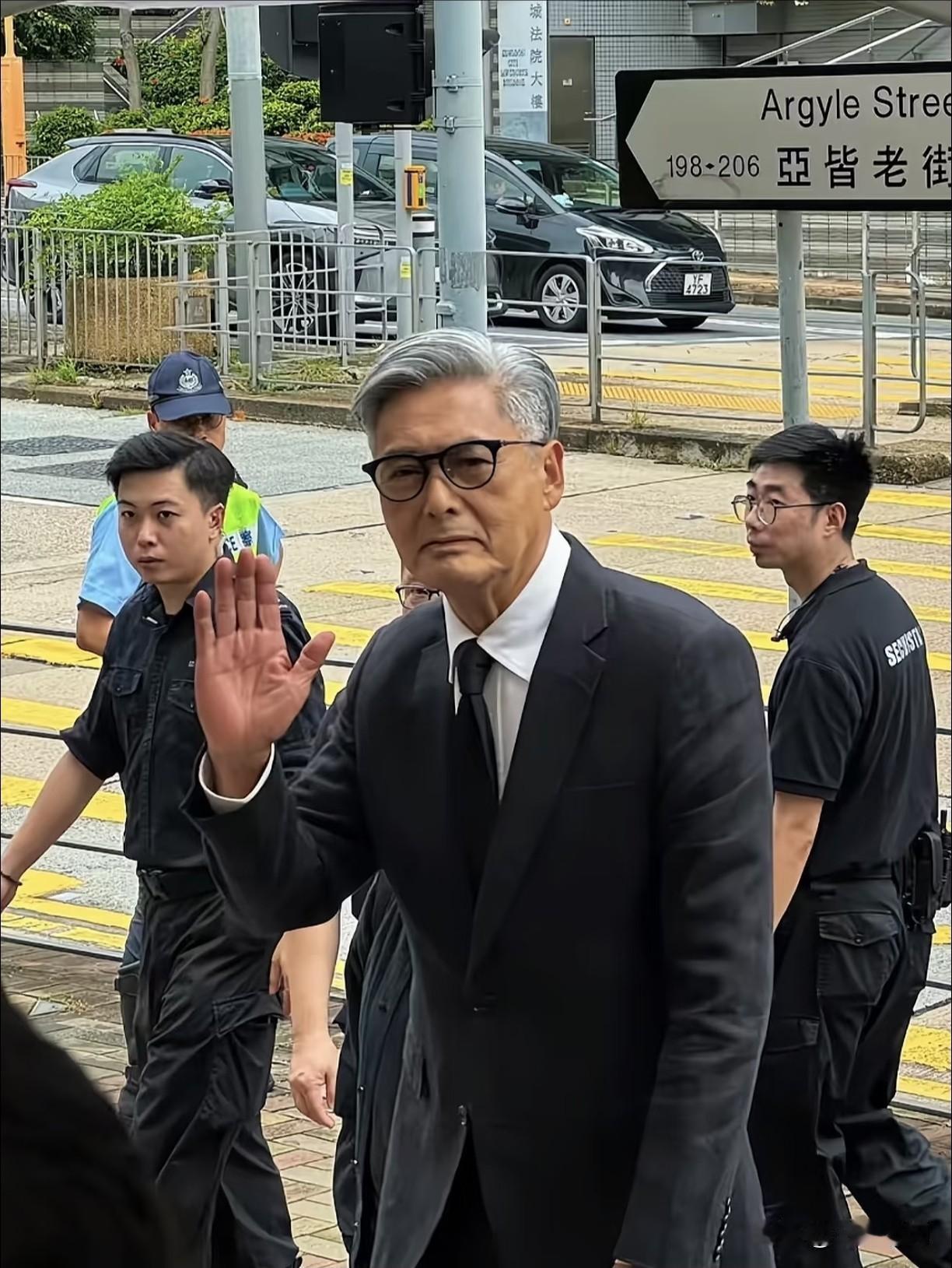 真正的有钱，从来不是张扬和炫耀，而是极致的安静。你看71岁的周润发就知道了！
 