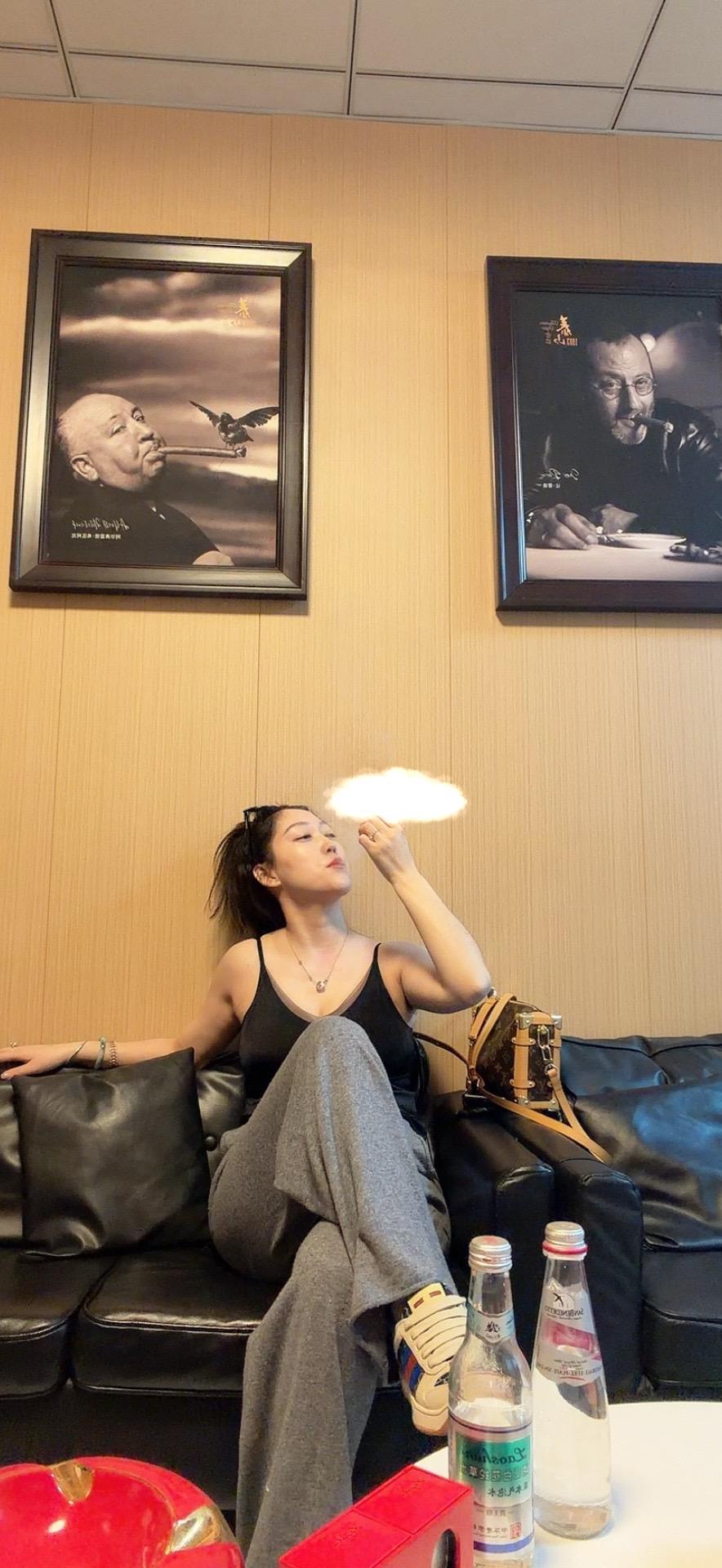 我问中医，为什么会掉头发，中医说：因为你戒色太久，头发默认出家助手抖音 女茄客 