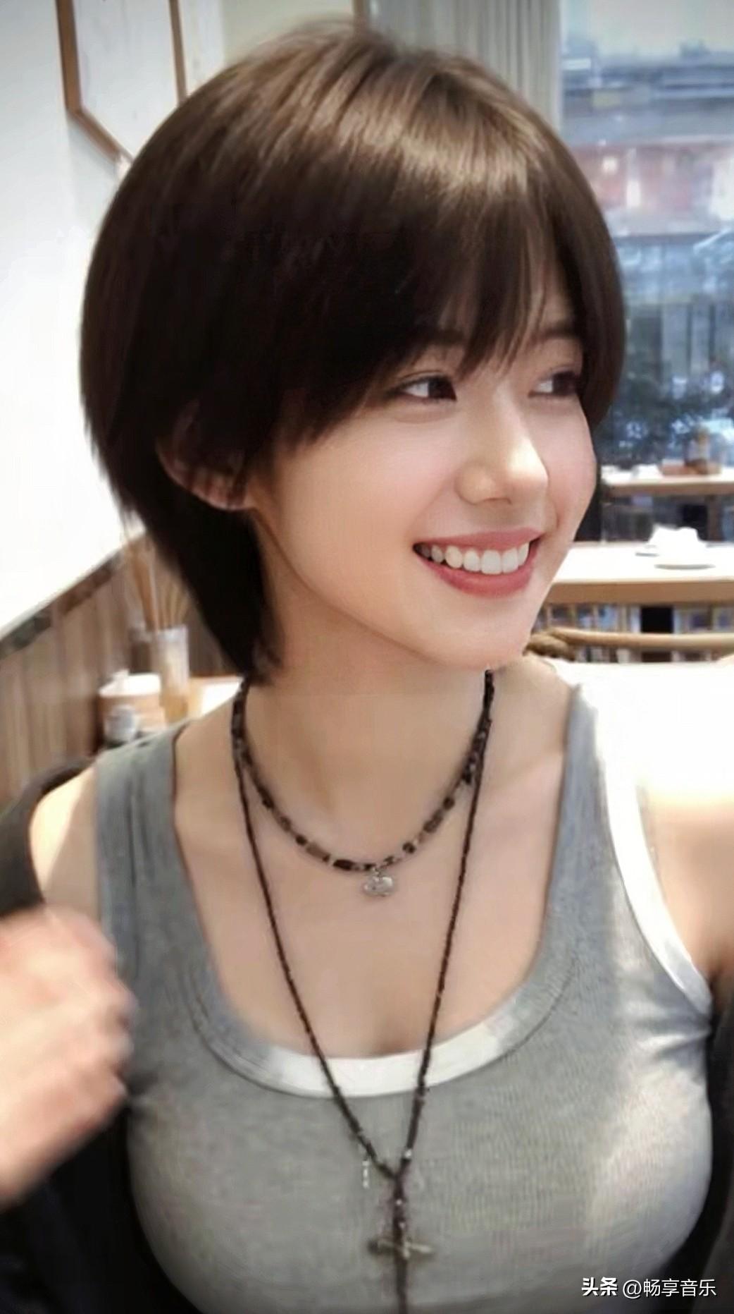 咖啡馆的暖阳里，短发随风轻动，笑容甜美又自带范儿，氛围感绝了。✨分享手拍里最美的