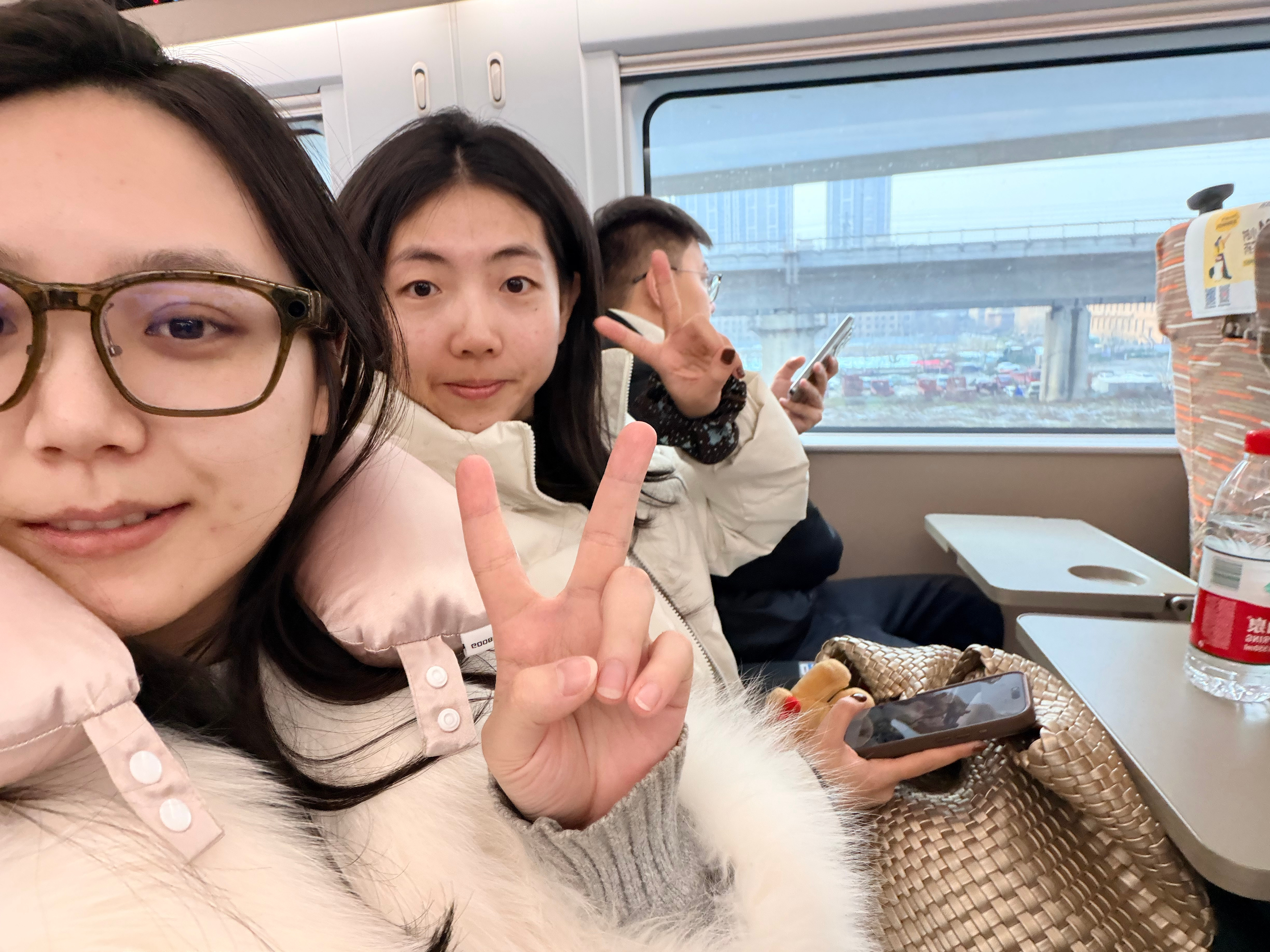 新年的第一个礼物是 闺蜜送我的手机支架🤩在高铁上和闺蜜 and 她男朋友玩了一