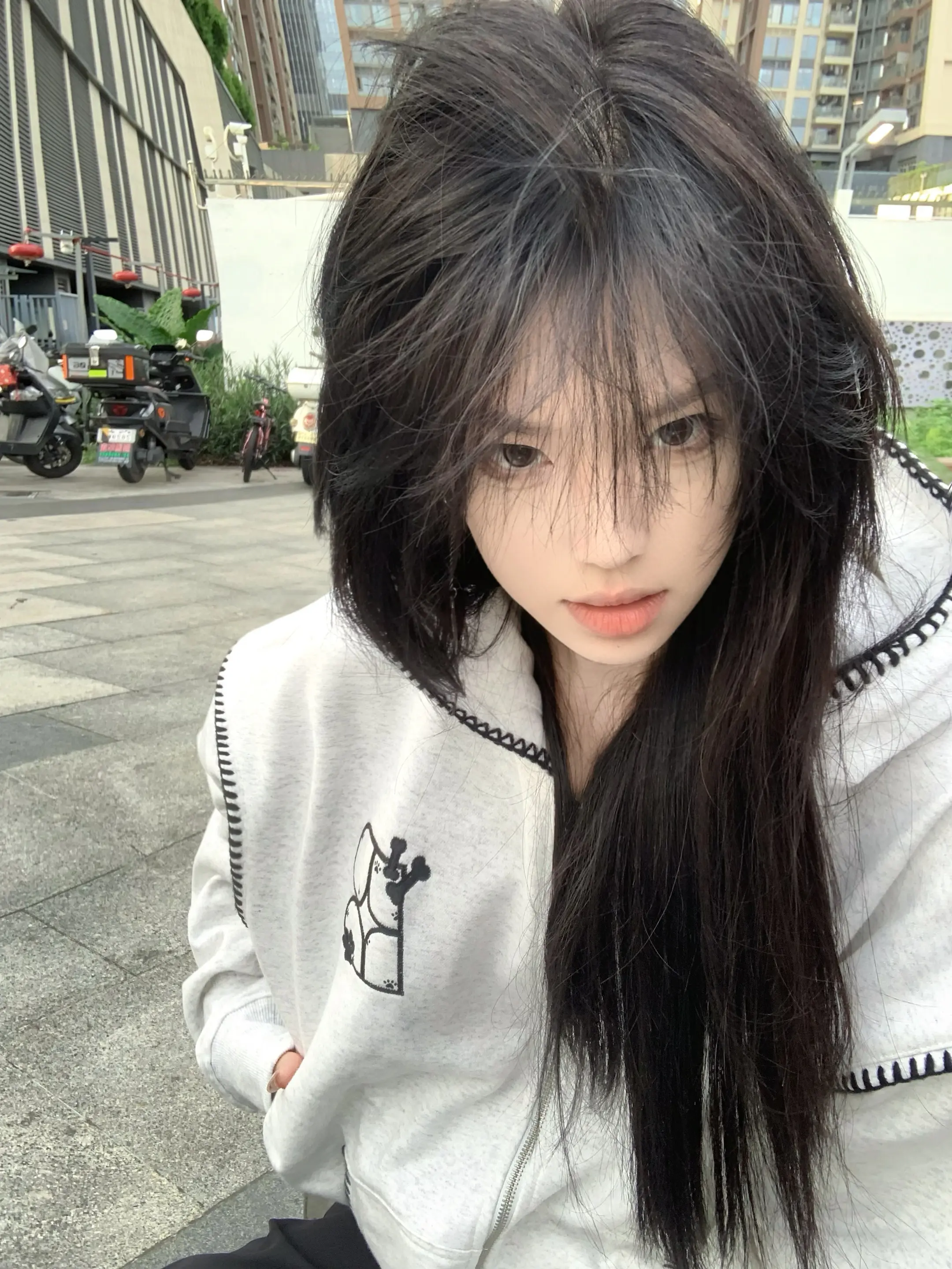 深圳的天常常下雨像你的眼睛一样常常流泪我不喜欢深圳下雨更不喜欢你流眼泪