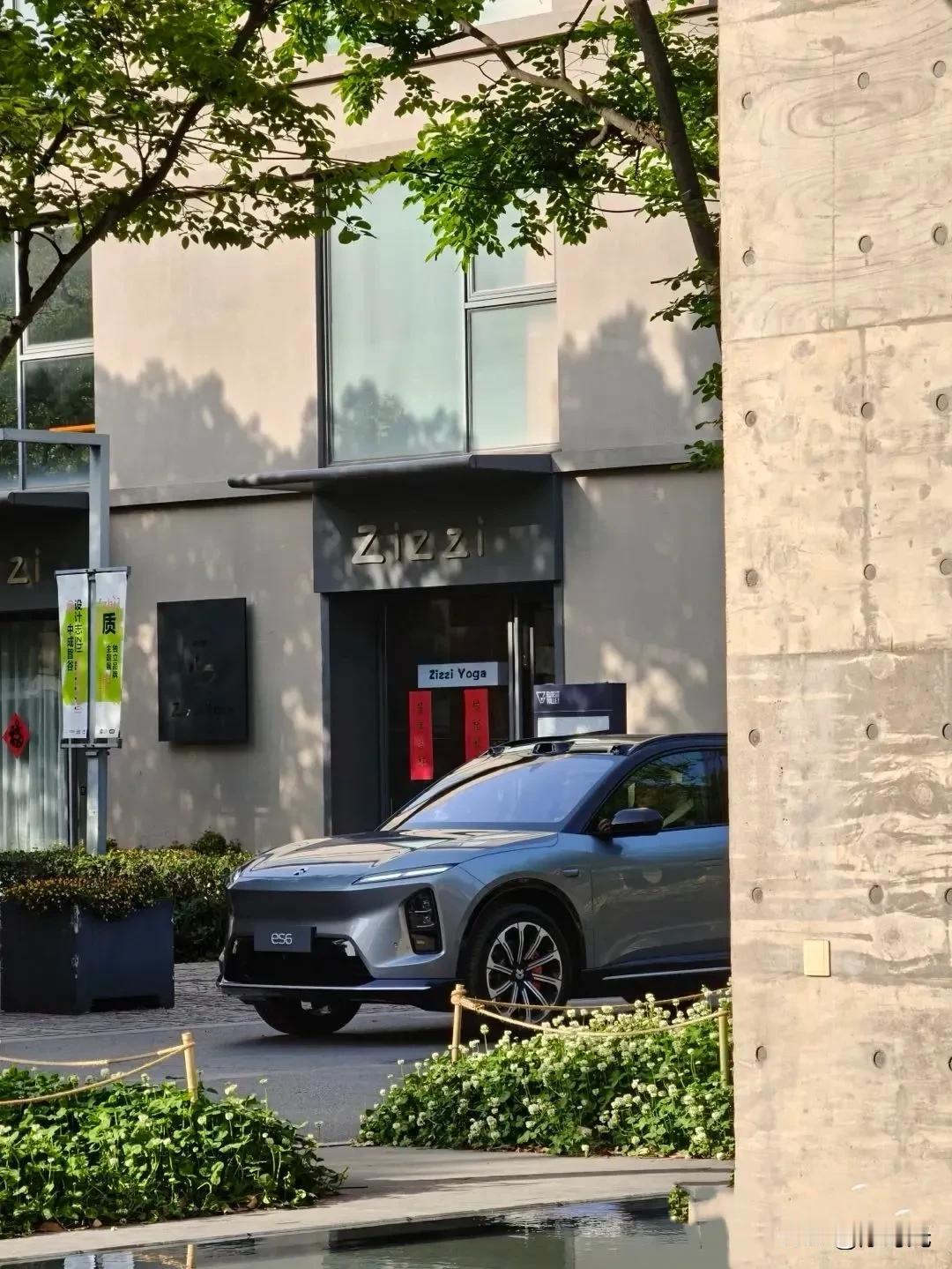 大片来临前的预热，现在敢上街了。
2025款蔚来ES6轮辋样式你喜欢吗蔚来ES6