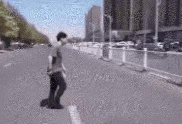 最佳拍档！一男子刚跃过马路栏杆，一个转身，正巧坐在等待他的交警摩托车后座上，配合