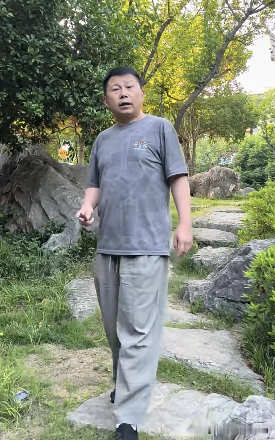 郭德纲原带艺投师大弟子何云伟游苏州园林差点摔倒，嘴硬暗讽小剧场？昔日大弟子现状引