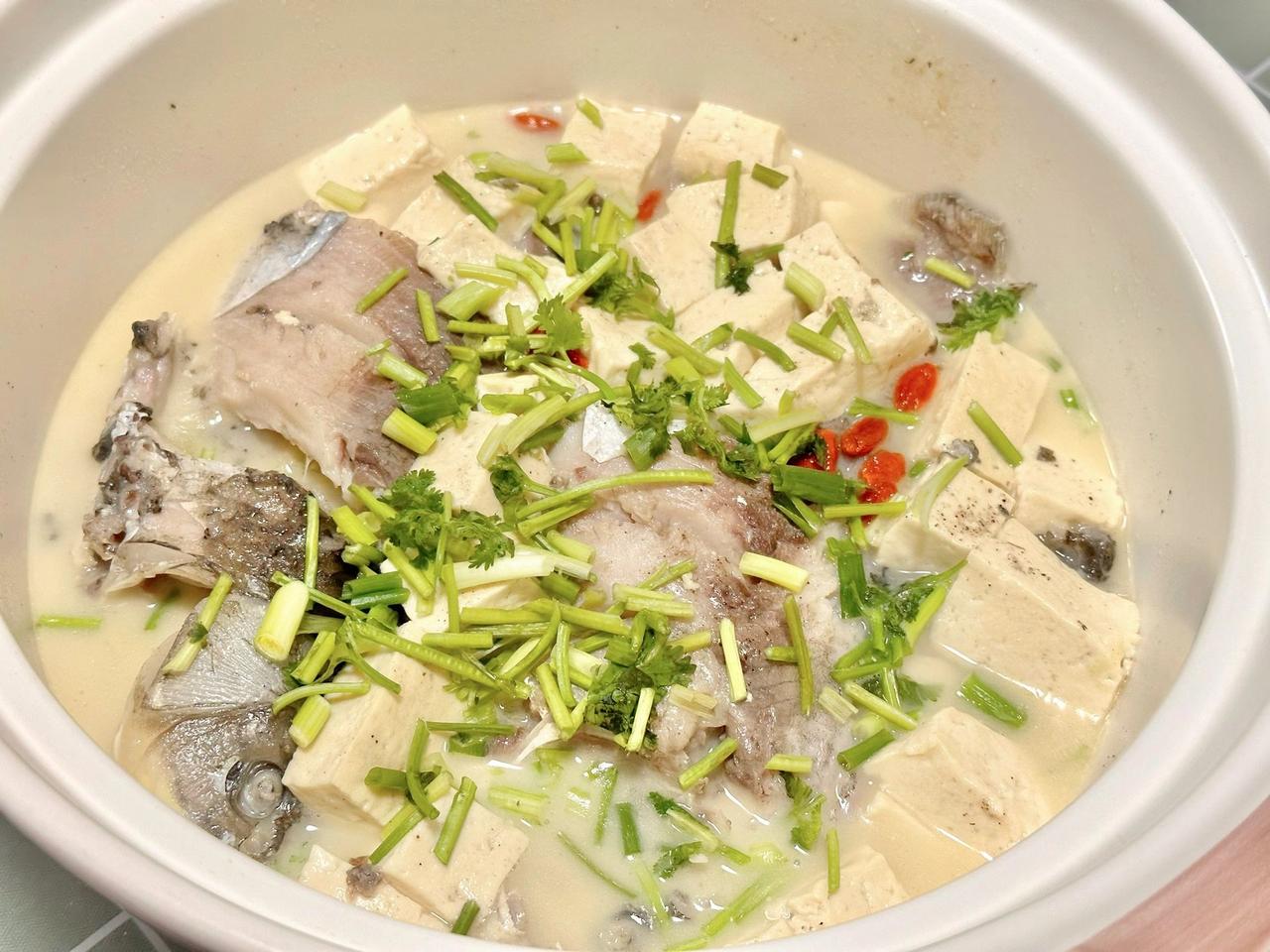 奶白奶白～鲫鱼豆腐汤！
这几天一直在下雨，阴阴冷冷的，特别想喝一锅暖呼呼的鱼汤，