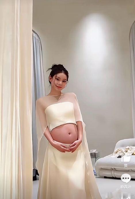 马筱梅挺孕肚挑礼服在时尚与生活的舞台上，近日马筱梅挺孕肚挑礼服这一画面吸引了众多