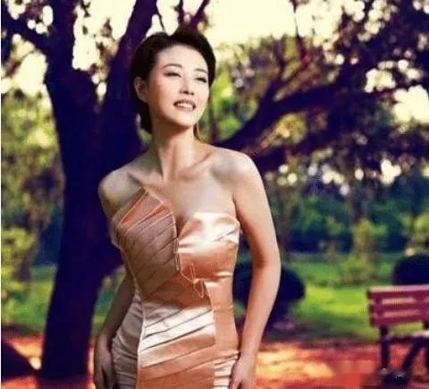 曝光！周海媚清贫生活背后的真相

曾经的明星周海媚如今过着清贫的生活，500平别
