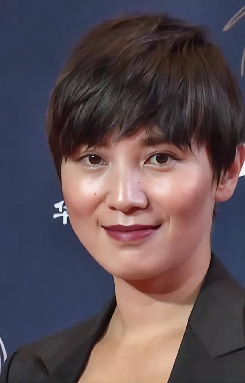 宋佳，这个发型太难看了！

事实证明你不适合留短发，还是留长发吧！

这个发型只