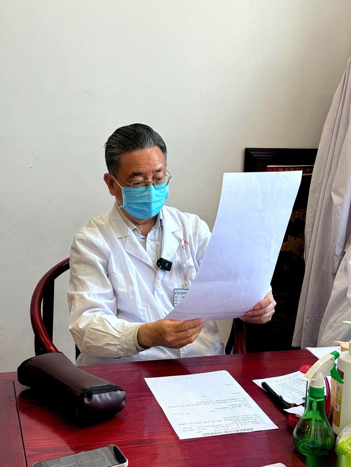 一张报告单，直接拍在桌上。
血管狭窄85%，一脚已经踏进了手术室的门槛。你攥着那
