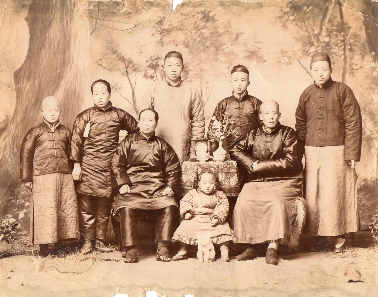 我们家九张十分珍贵的历史老照片

   今天我选择了我们家九张历史老照片，在头上