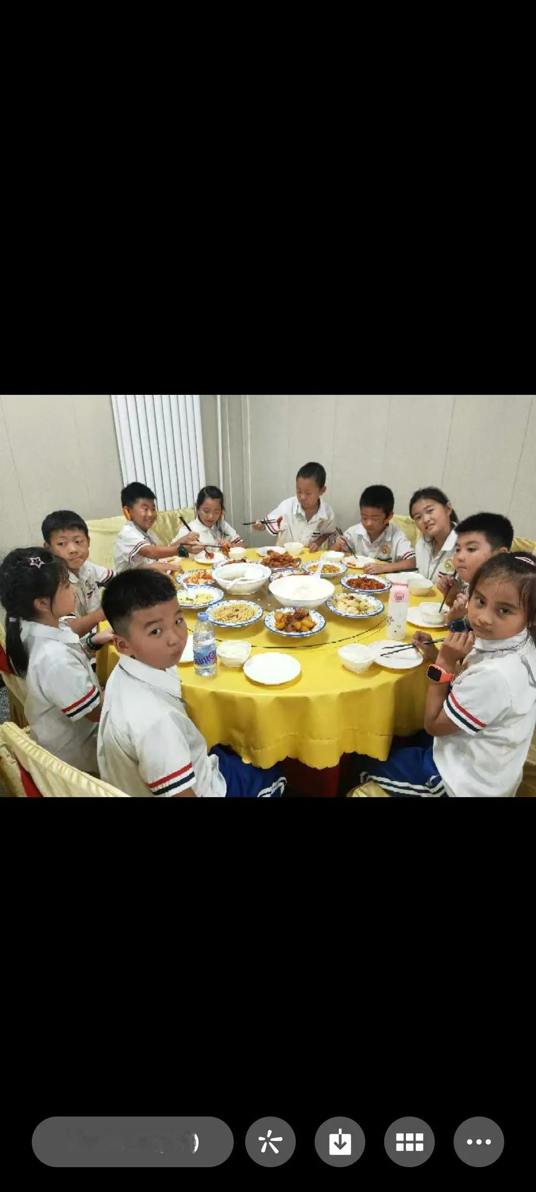 呵护儿童健康成长

我儿子今年九岁了，在他六岁的时候，有一次我给他买了两张印刷好