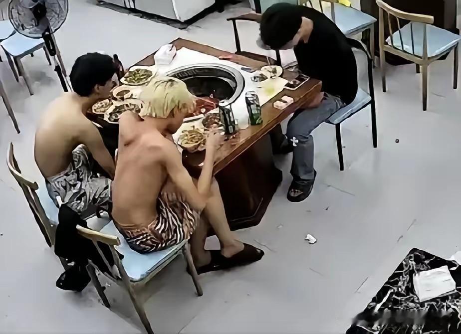 三个精神小伙精心策划，一顿200多元的铁锅炖分工逃单，耍尽小聪明算计辛苦谋生的餐