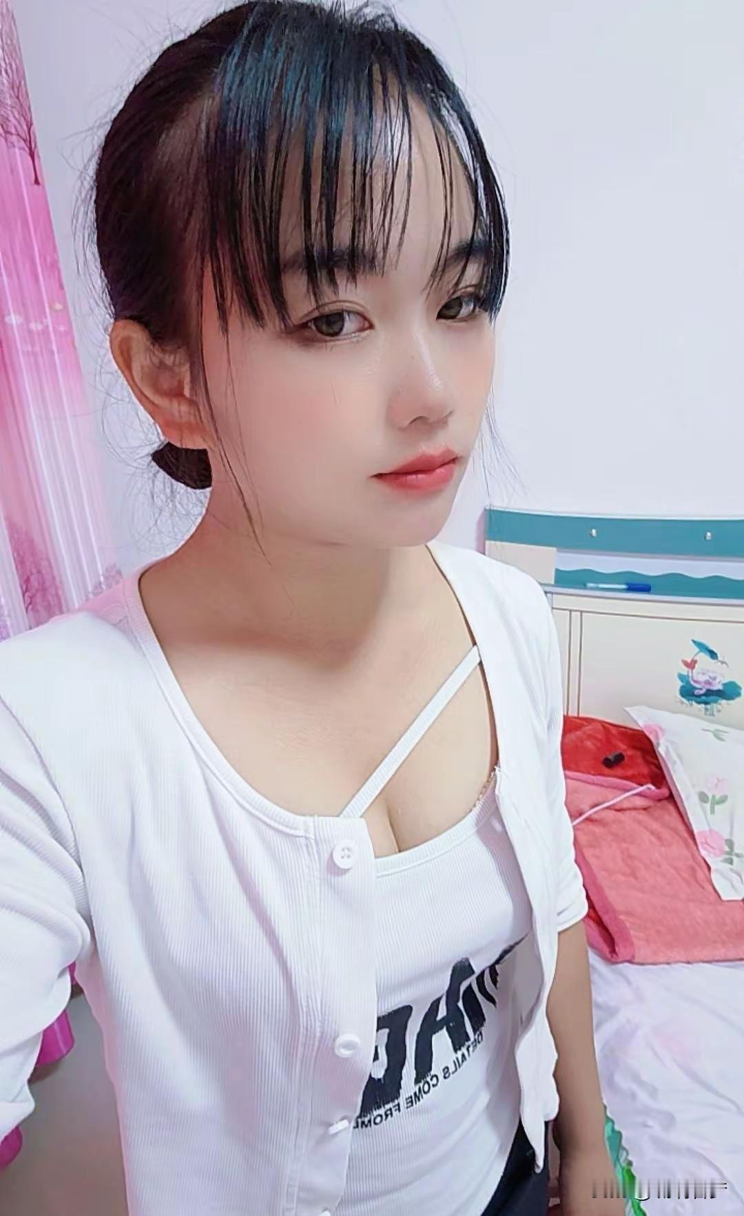 大热天的，满大街都是吊带背心，有人觉得这是自由，有人却盯着“不检点”三个字不放。