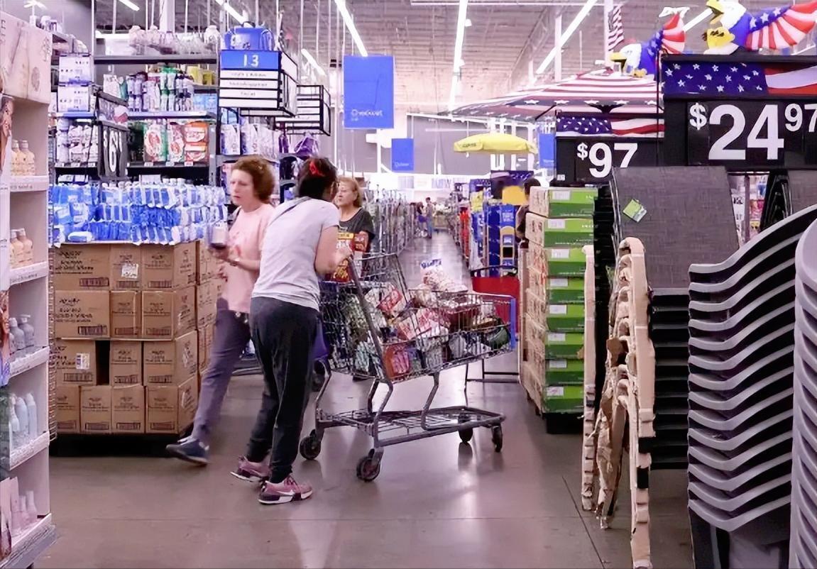 达沃斯论坛上美国财长贝森特被问懵了，当着全世界的面被追问美国的“斩杀线”时，他居