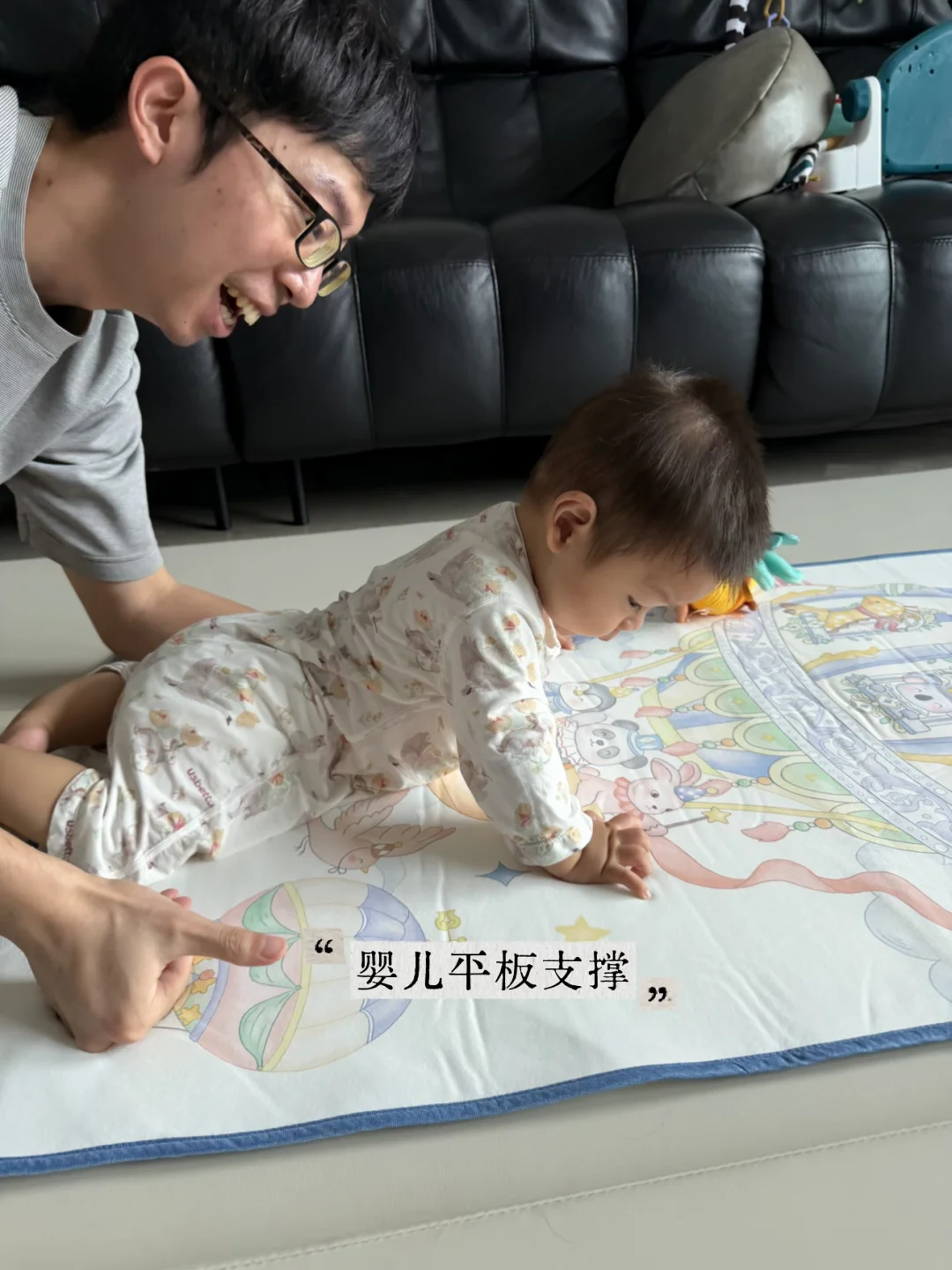 穿连体衣进行一些婴儿健身…