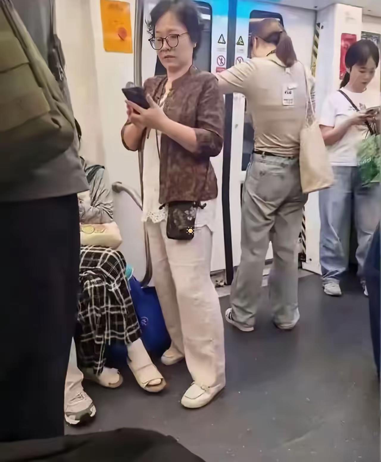 地铁上那一幕，我到现在都忘不掉！

前两天坐地铁，碰上一件事，到现在想起来心里还