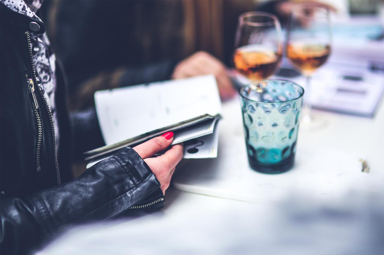 【医疗刑事判例：医院院长非法收受药商6万元，为在医疗产品销售和回款中提供帮助】