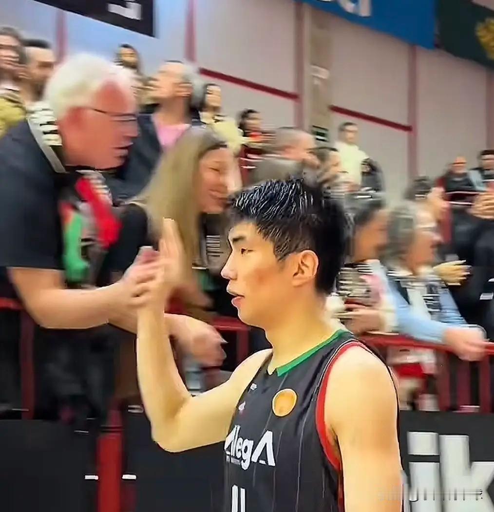 余嘉豪7分5篮板！球队连胜记录中断

昨天西乙联赛的比赛中，余嘉豪出场28分钟，