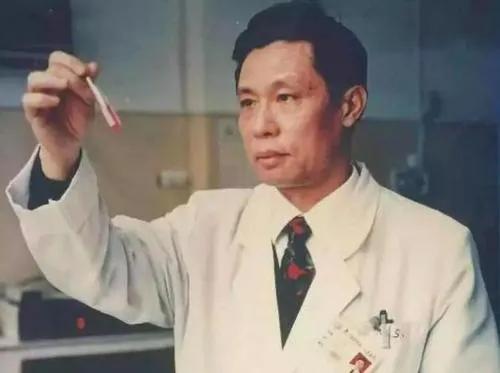1984年，叶剑英元帅肺炎发作，情况危急。就在医疗小组束手无策时，中央发出急电，