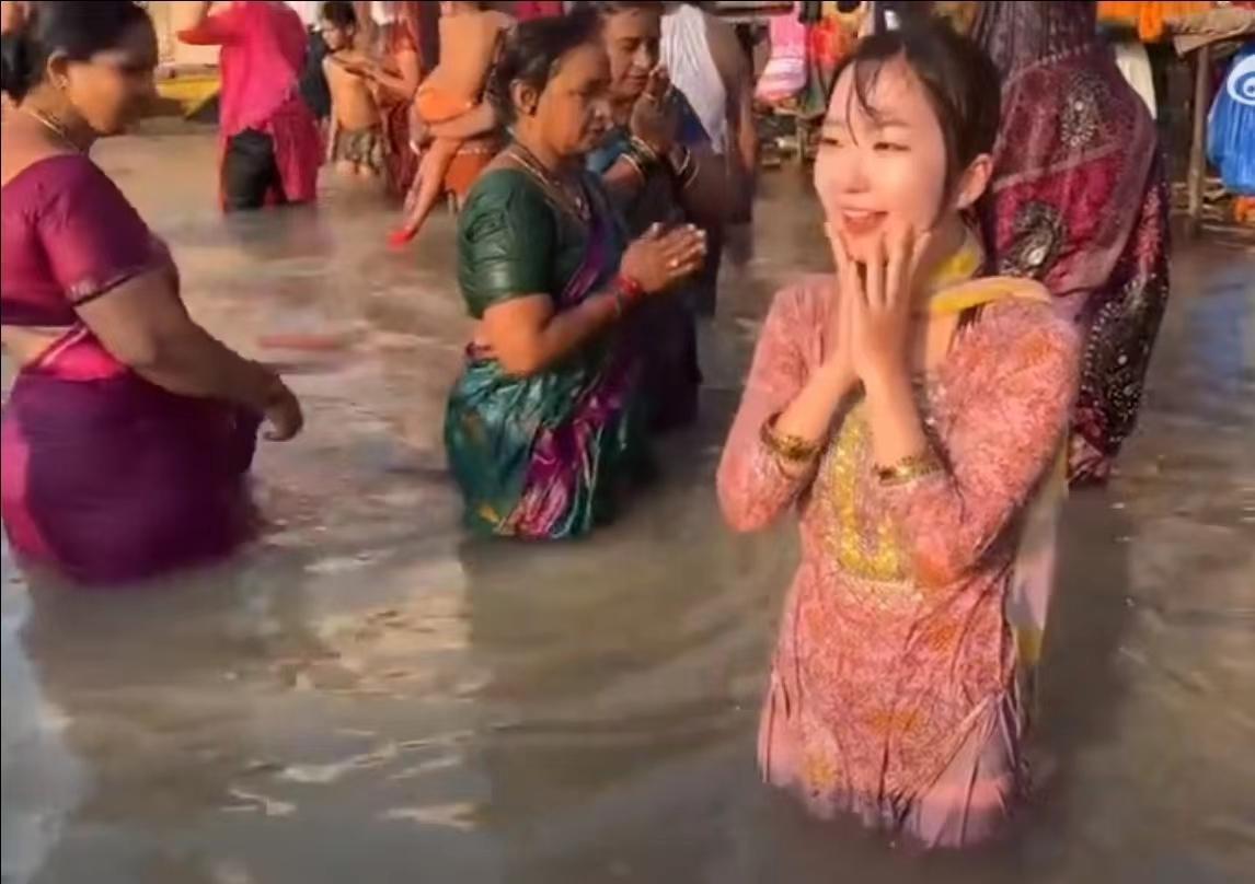 2022年，22岁的日本女网红去印度恒河净身，下蹲浸水引发身体不适，上岸一小时后