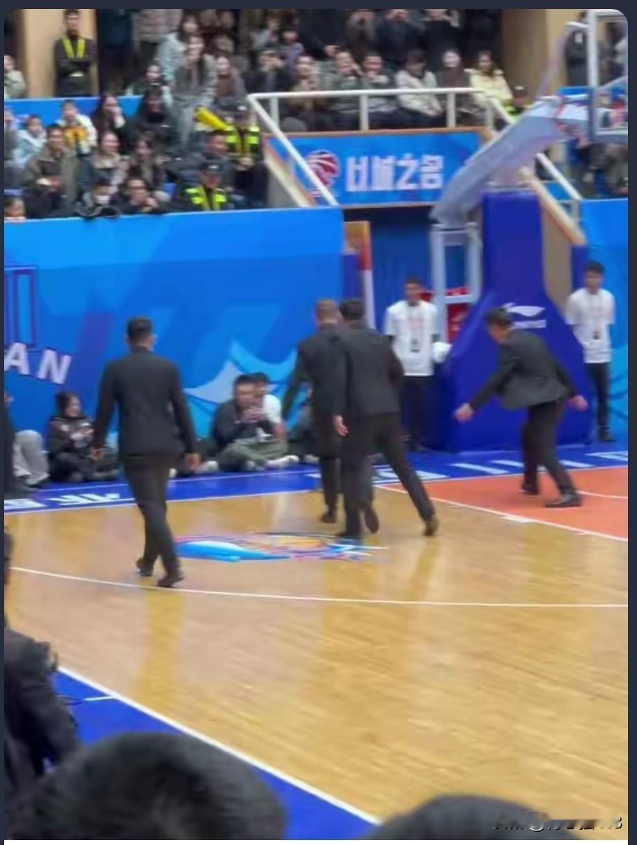 胡明轩状态回暖拿下赛季最高26分也是最吸引球迷的
最吸引球迷的是四川队主场居然跑