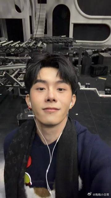 吉克隽逸不允许男人26岁还装可爱 安沐凡就像一颗甜蜜的糖果，外表可爱让人忍不住亲