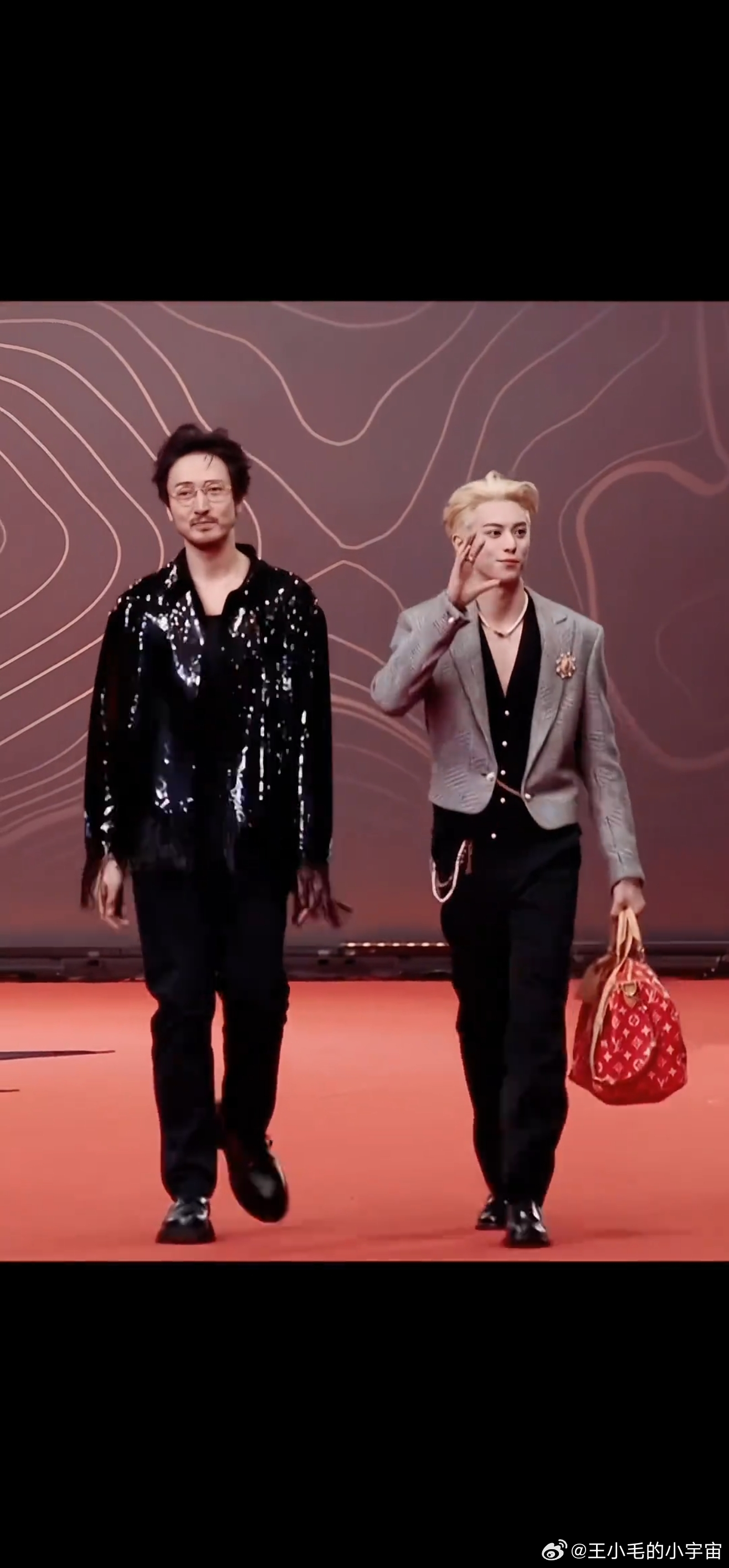 王传君以后绝对不再和王鹤棣一起走红毯了，I人快被E人折磨死，王鹤棣没有一刻能安静