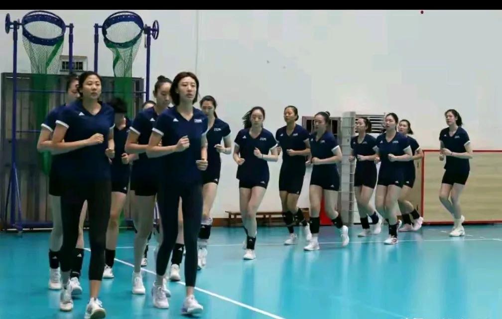 新组建的中国女排成立时口口声声说目前的任务是要锻炼新人，不记成绩，为几年后的奥运