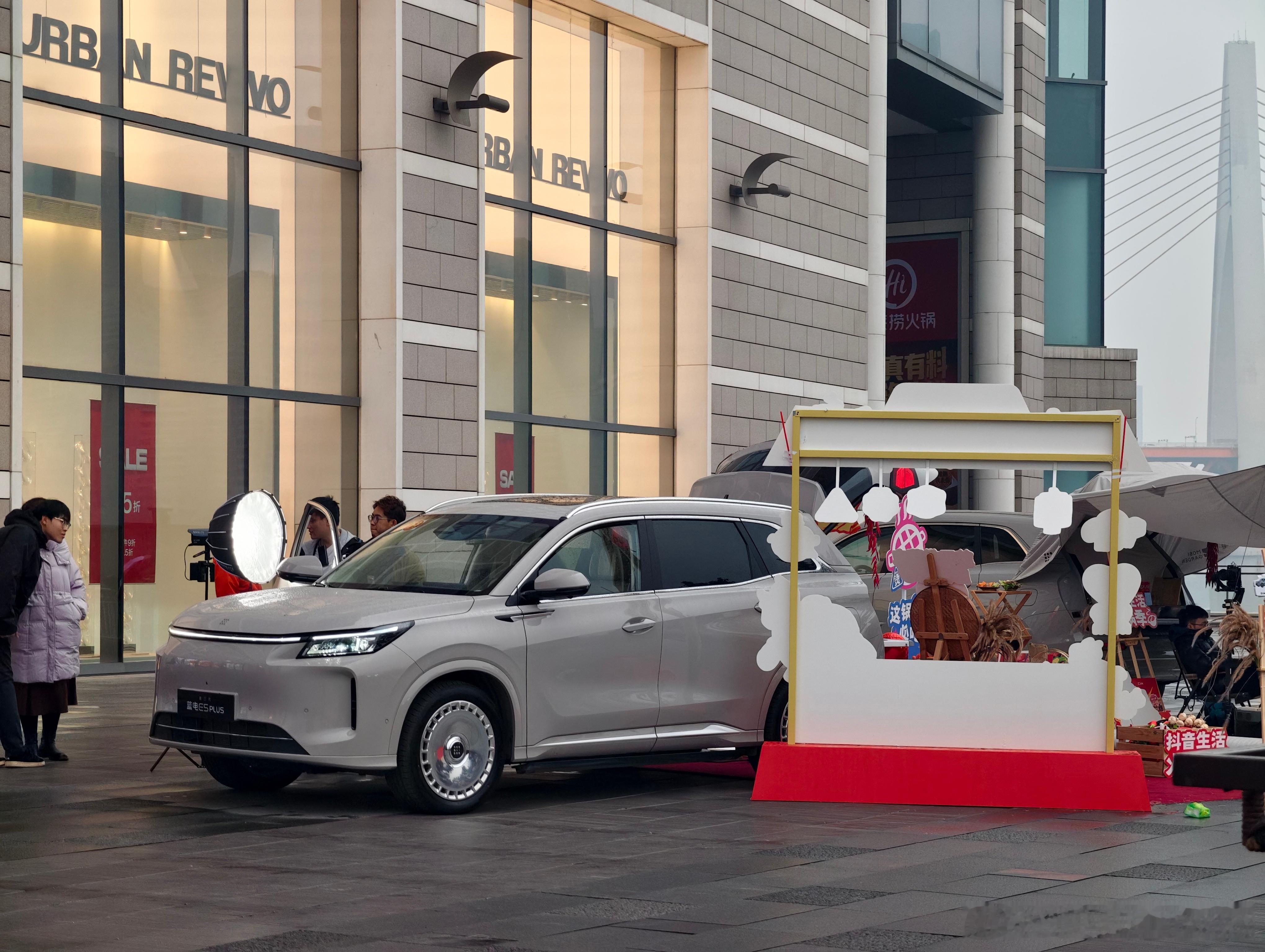 现在这大饼轮毂也随处可见了这应该是蓝电的车吧说不准还真有人喜欢我与汽车的日常