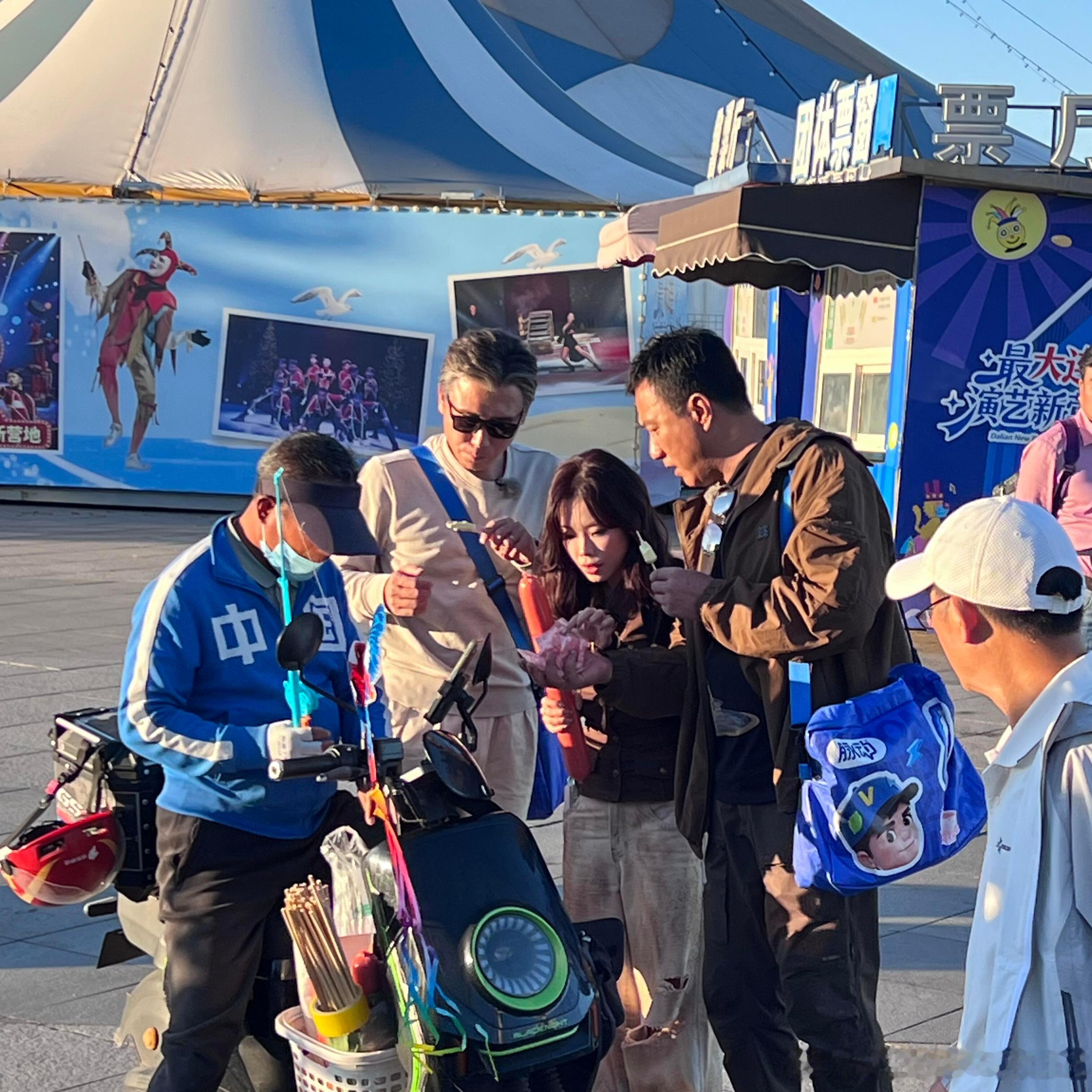 偶遇胡军万妮达喂海鸥大连偶遇胡军李乃文万妮达海边路透太有爱！胡军李乃文全程守在万