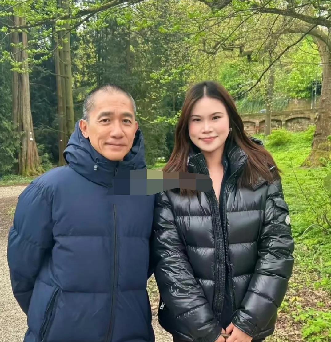 梁朝伟满头白发跟路人美女合影，虽然他老了，脸上也有皱纹了，但他依然还是那么帅气。