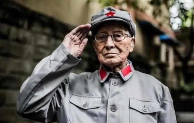 1971年，一个蓬头垢面，穿着破烂烂的老乞丐，走到济南军区大院岗哨前问道：“哨兵