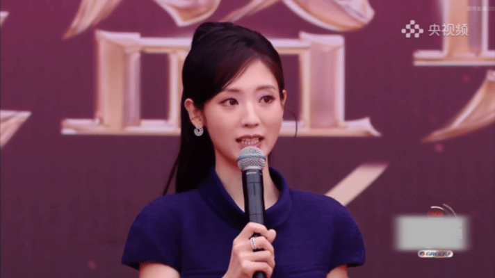 邢菲首登央视红毯 解锁央视红毯新成就的邢菲，紫裙造型惊艳亮相，素雅穿搭衬出独特温