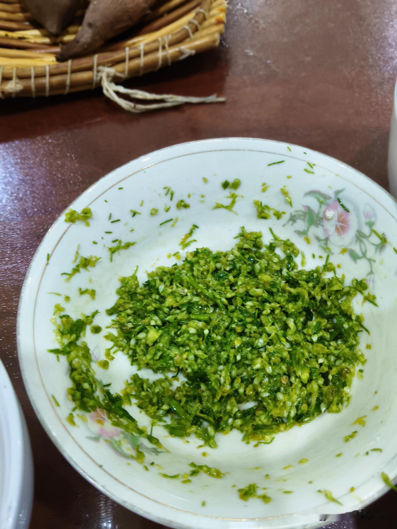 怎么腌制韭菜花好吃阴历七月十五以后，韭菜花刚上市，去掉硬杆，洗干净，晾干，剁碎，