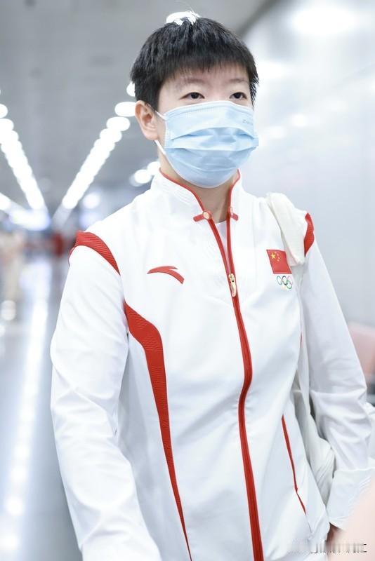 孙颖莎当然漂亮！她肉嘟嘟、红扑扑的脸蛋，白嫩嫩的，可爱极了。穿上红色比赛服的她，