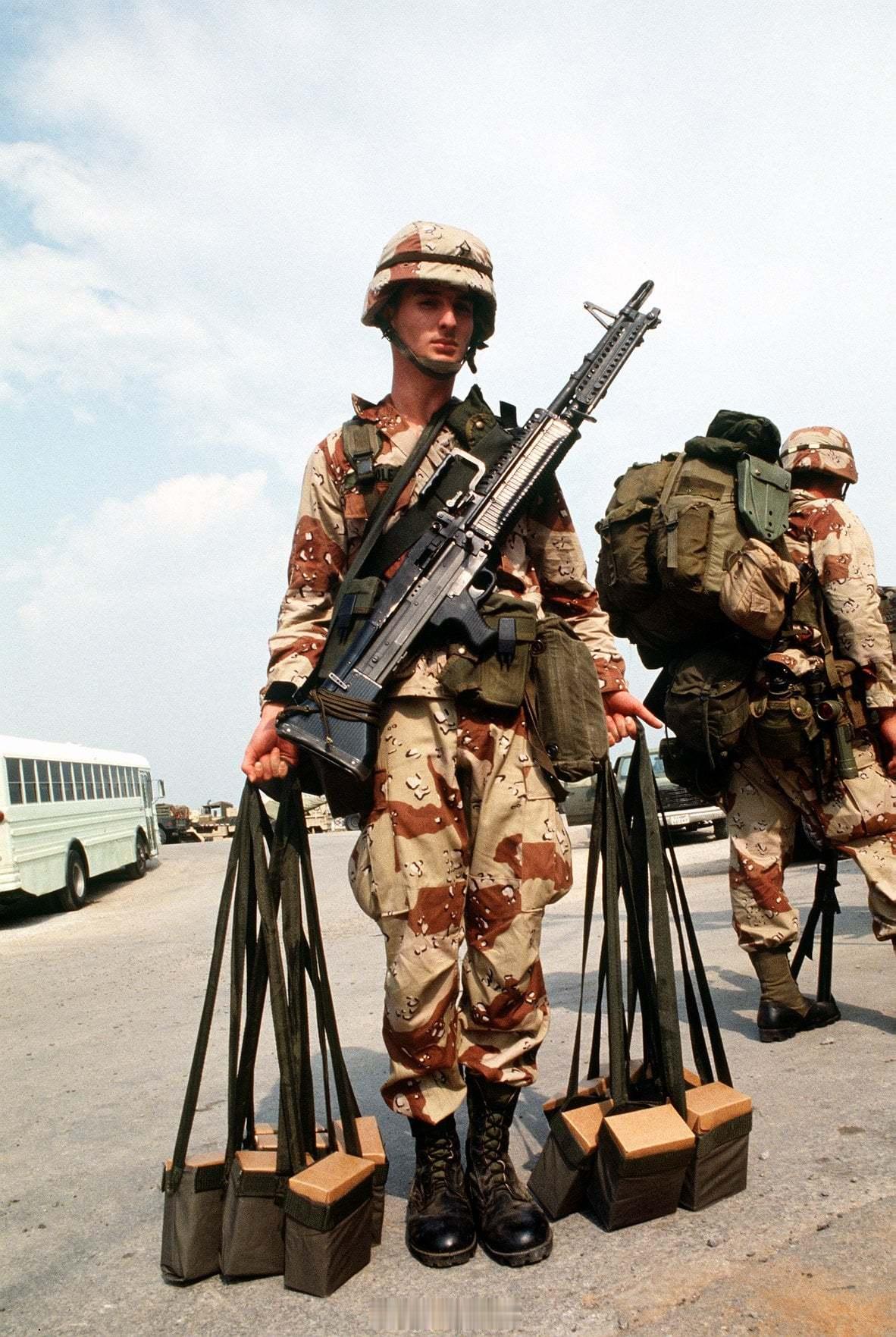 1991 年海湾战争期间，一名来自美国第 101 空降师的伞兵手持 M60 通用