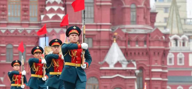 [玫瑰]
谁都没想到，今年红场阅兵的安稳落幕，居然成了当下国际局势最有意思的反转