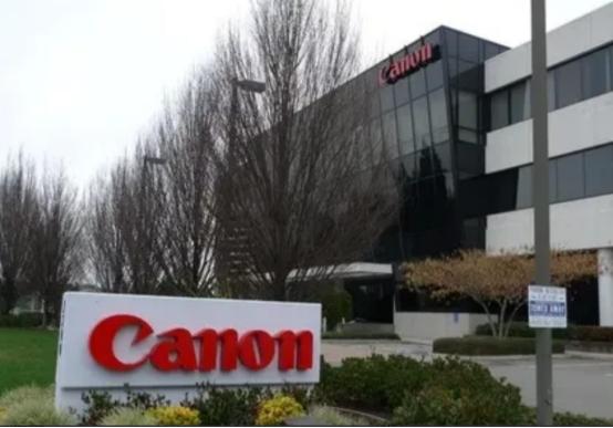 三星、东芝走了，把生产线搬去了越南。阿迪耐克也走了，将工厂搬到了越南，现在就连佳