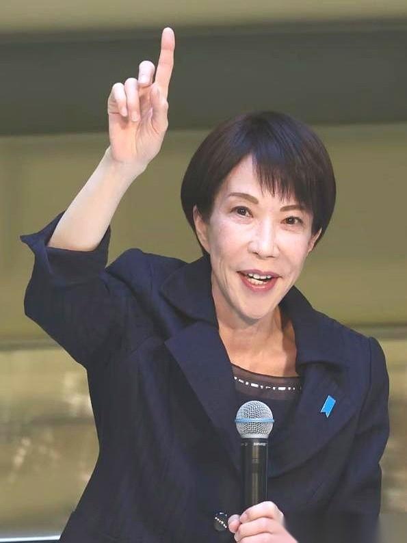 高市早苗，终于不装了。2月2号，她对着新潟的选民，几乎是吼出来的：“凭什么不能把