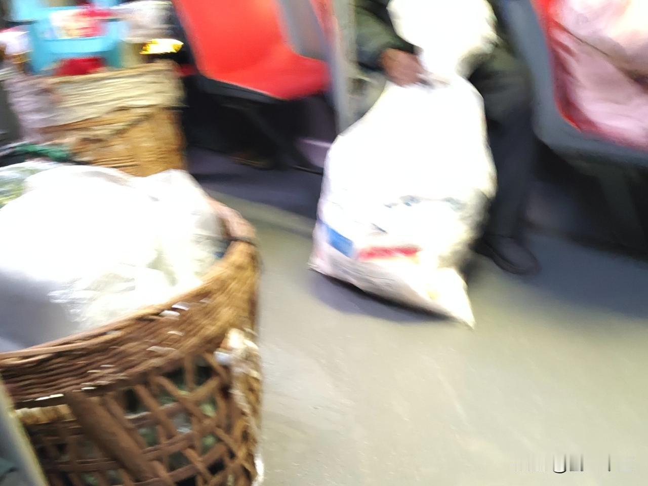 早上赶公交车的，大概有三类人挤公交车。
第一是城市附近的老年农民，他们进城是为了