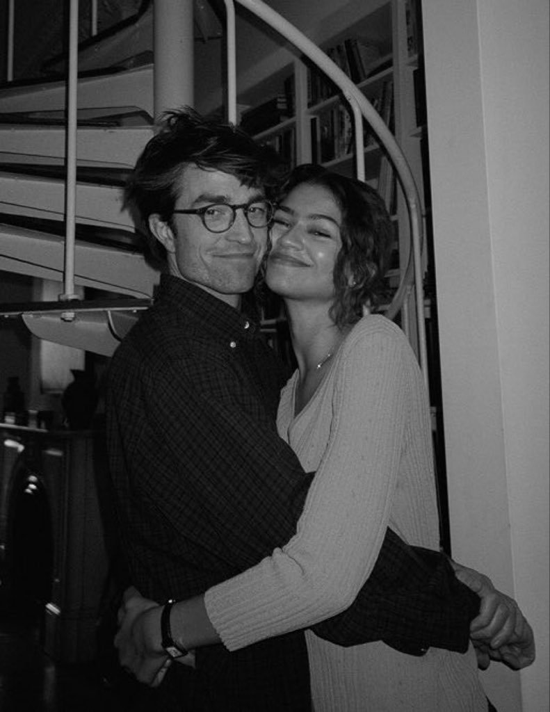 罗伯特·帕丁森与赞达亚在新片《爱情抓马》幕后片场的几张照片