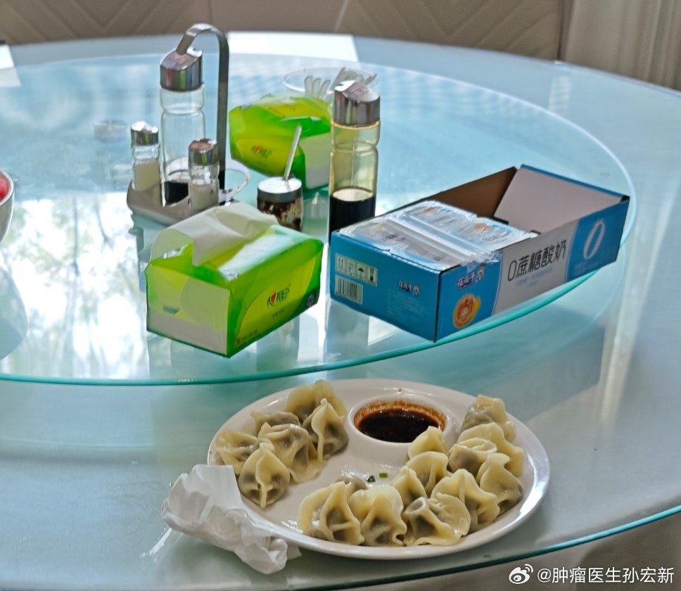医院新院区对高年资的门诊专家免费提供餐食。每周三中午都会对上的老先生，每次都点水