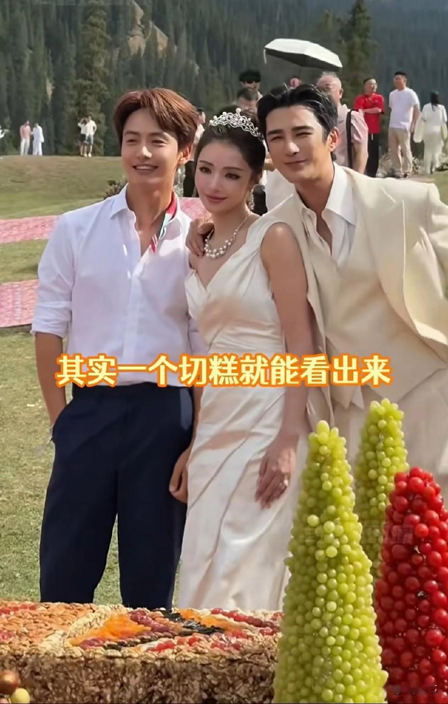 可以在乌鲁乌齐买一套房的切糕
麦迪娜和姜潮这场迟到七年的婚礼在麦迪娜的老家草原上