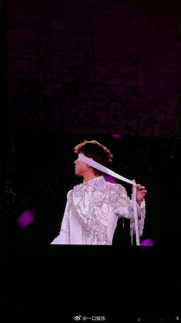 张杰这下不敢睁开眼了 伴舞白绸没蒙对地方，张杰拉下来时笑场，又想保持深情又忍不住