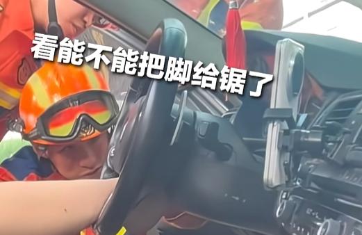 “你怎么惹方向盘了？”7月27日，天津街头，一大姐开车时想活动活动筋骨，右脚往上